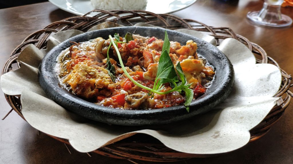 A traditional Dayak dish, Ulam Bebek features smoked or grilled duck served with flavoursome herbs, vegetables and spices.